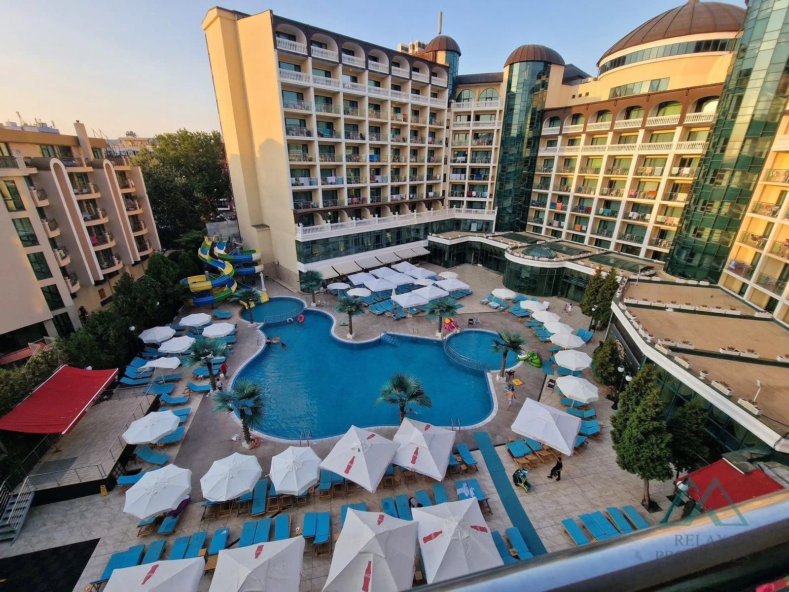 Velké studio v první linii s výhledem na bazén, 4* hotel Planeta a aquapark, 50 m od moře, Slunečné pobřeží, Bulharsko - foto 1