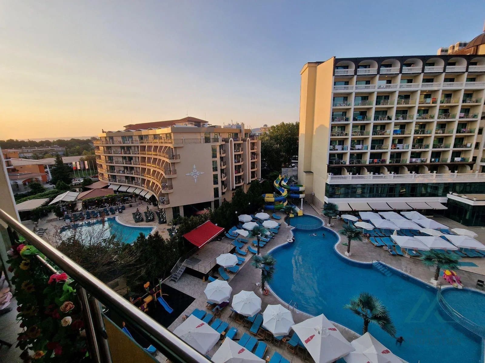 Velké studio v první linii s výhledem na bazén, 4* hotel Planeta a aquapark, 50 m od moře, Slunečné pobřeží, Bulharsko - foto 3