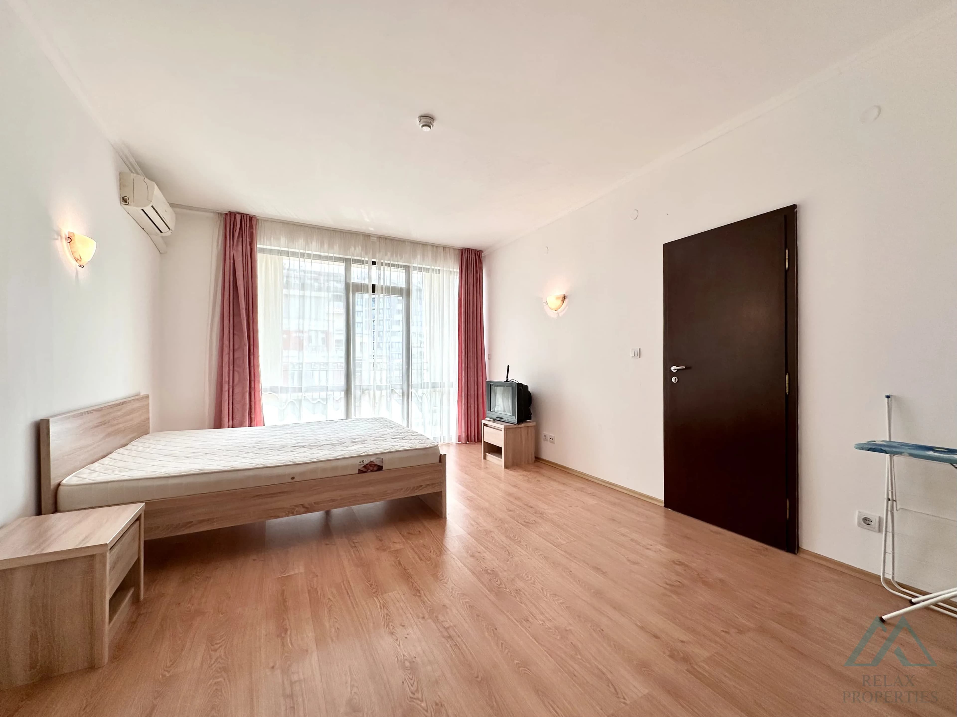 Prostorný 2 pokojový apartmán o rozloze 83,21 m², 2 koupelnami a výhledem na moře v komplexu Babylon na Slunečném pobřeží. - foto 23