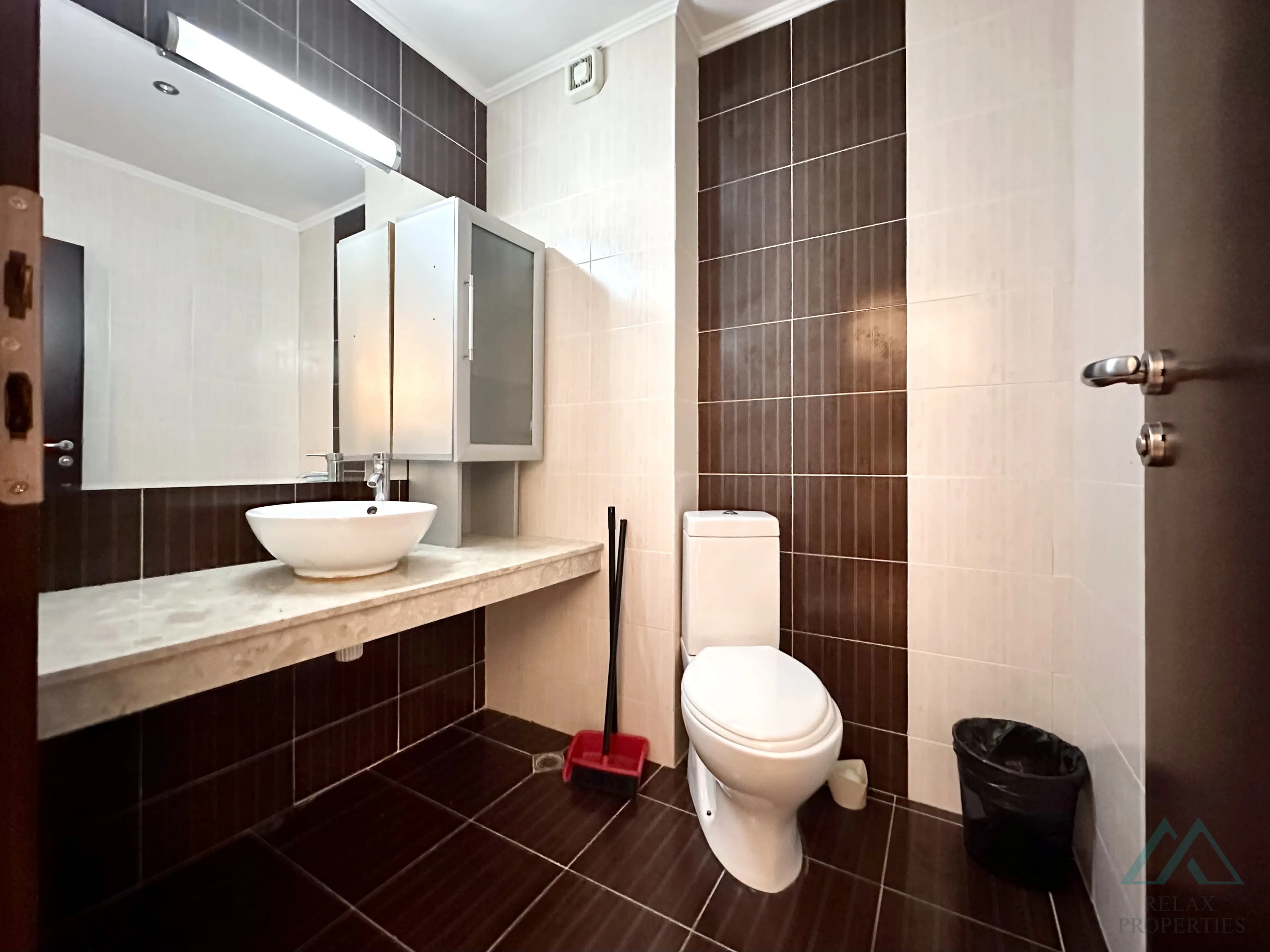 Prostorný 2 pokojový apartmán o rozloze 83,21 m², 2 koupelnami a výhledem na moře v komplexu Babylon na Slunečném pobřeží. - foto 25