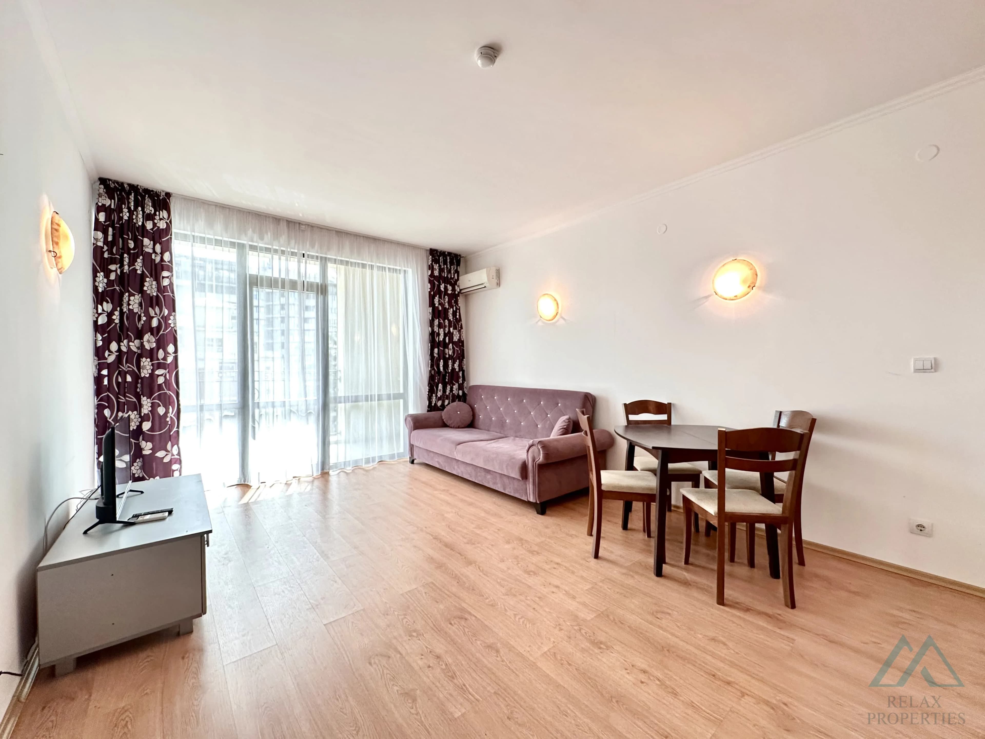 Prostorný 2 pokojový apartmán o rozloze 83,21 m², 2 koupelnami a výhledem na moře v komplexu Babylon na Slunečném pobřeží. - foto 20