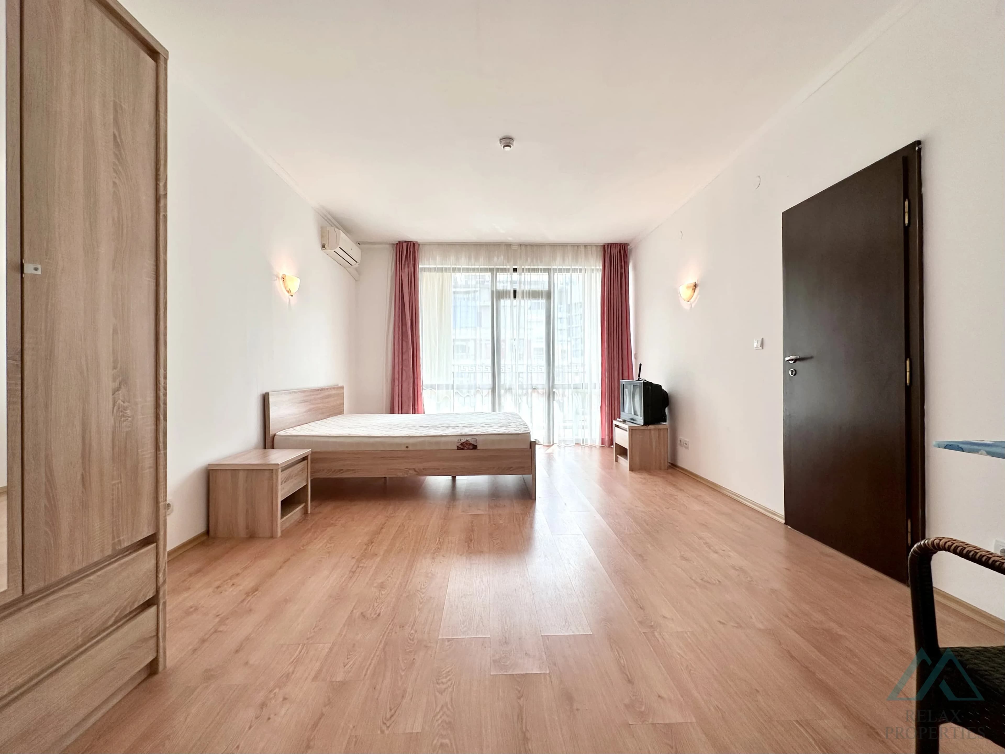 Prostorný 2 pokojový apartmán o rozloze 83,21 m², 2 koupelnami a výhledem na moře v komplexu Babylon na Slunečném pobřeží. - foto 22