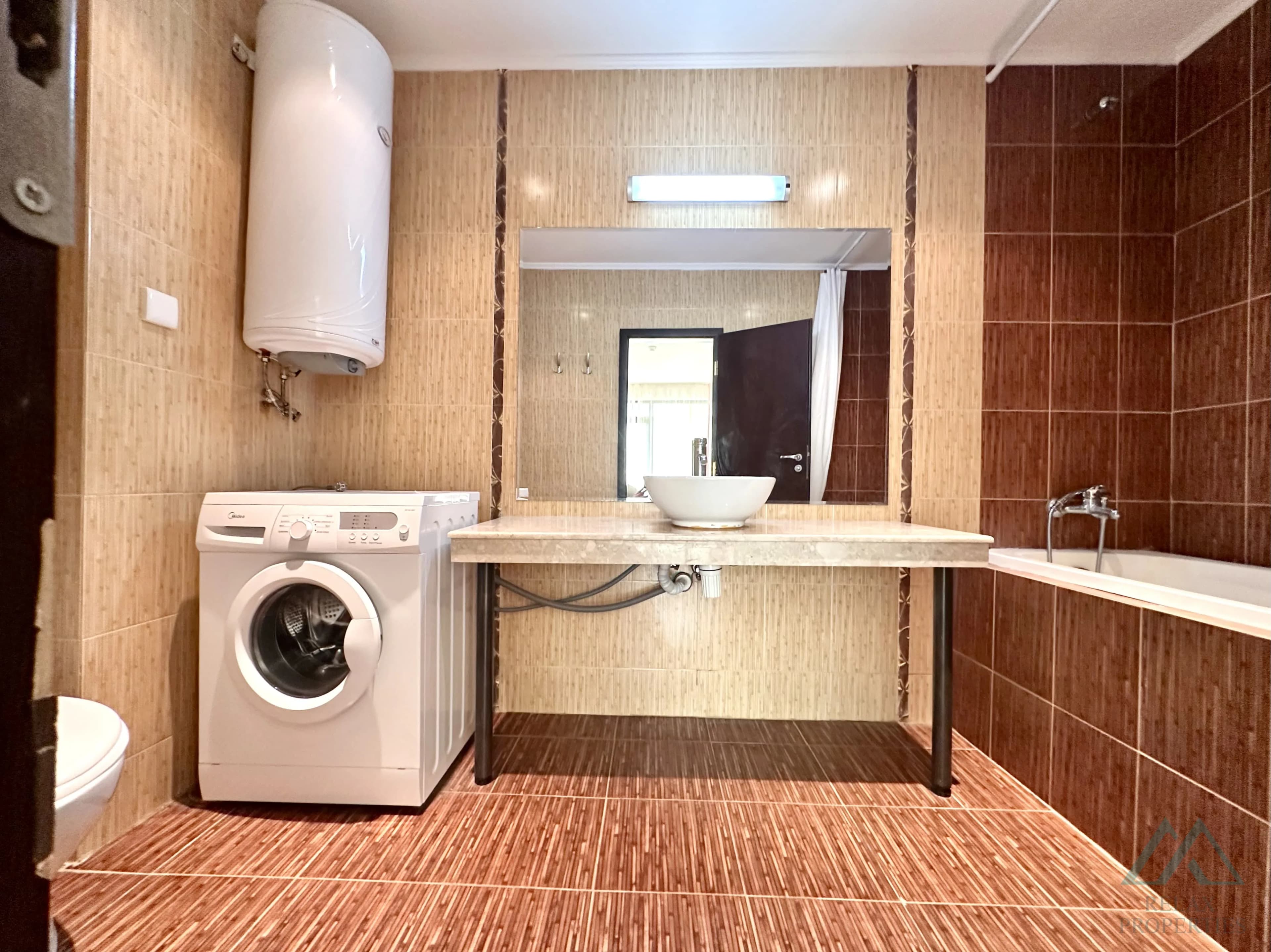 Prostorný 2 pokojový apartmán o rozloze 83,21 m², 2 koupelnami a výhledem na moře v komplexu Babylon na Slunečném pobřeží. - foto 26