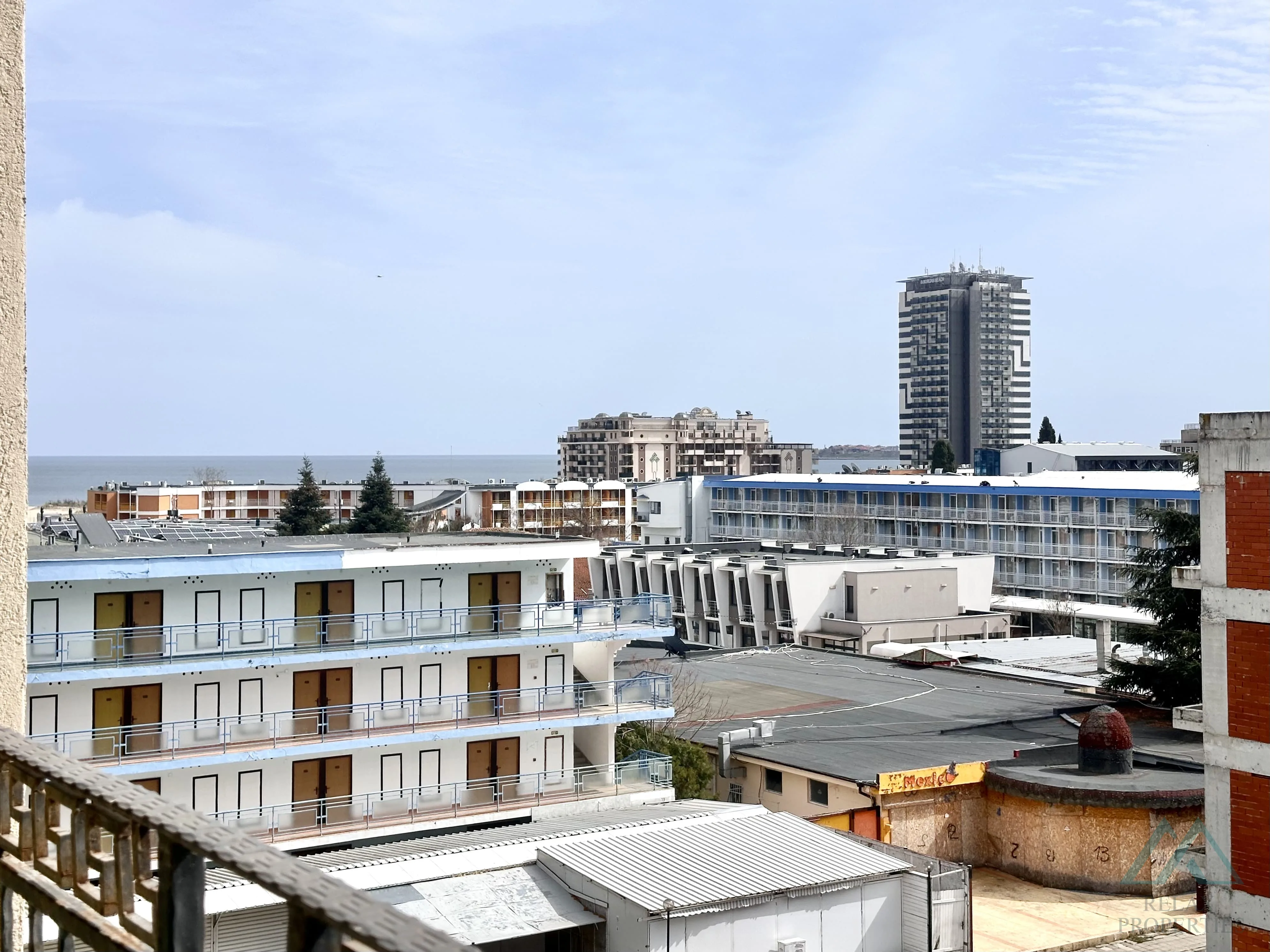 Prostorný 2 pokojový apartmán o rozloze 83,21 m², 2 koupelnami a výhledem na moře v komplexu Babylon na Slunečném pobřeží. - foto 30