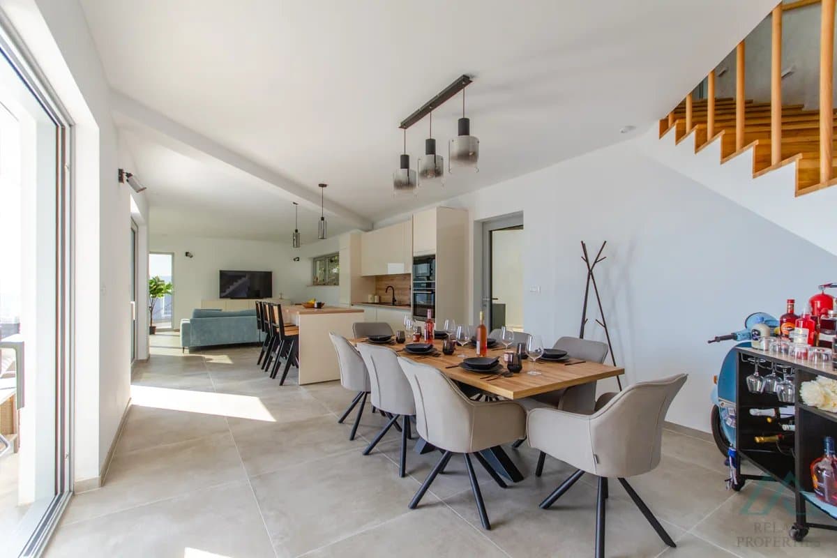 Vila s panoramatickým výhledem na moře a nekonečným bazénem, 70 m od moře, Omiš - Dalmácie - foto 9