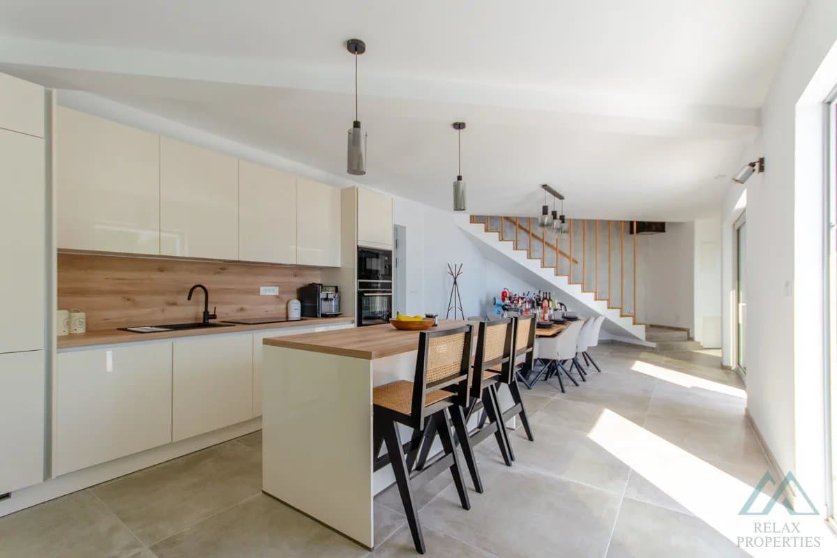 Vila s panoramatickým výhledem na moře a nekonečným bazénem, 70 m od moře, Omiš - Dalmácie - foto 10