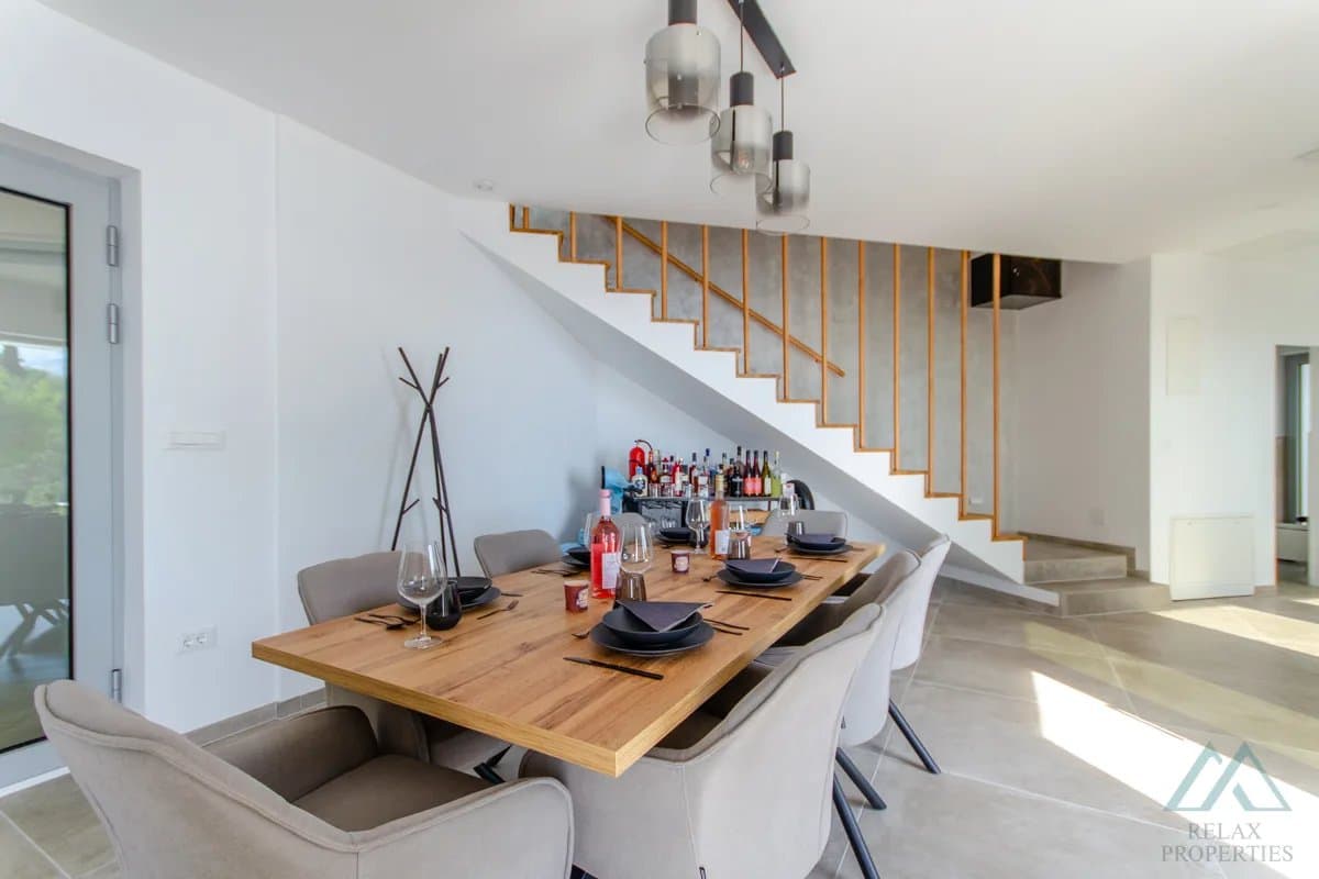 Vila s panoramatickým výhledem na moře a nekonečným bazénem, 70 m od moře, Omiš - Dalmácie - foto 8