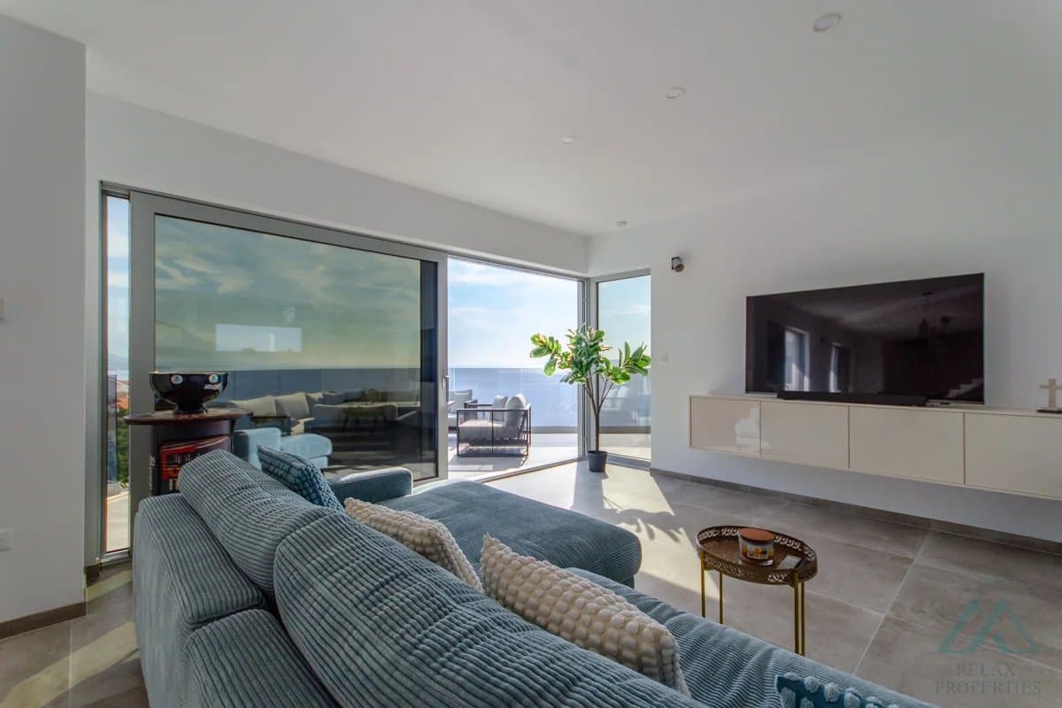 Vila s panoramatickým výhledem na moře a nekonečným bazénem, 70 m od moře, Omiš - Dalmácie - foto 14