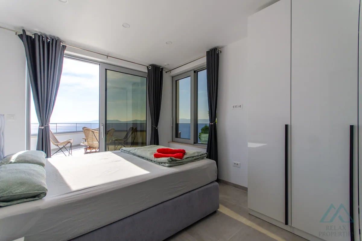 Vila s panoramatickým výhledem na moře a nekonečným bazénem, 70 m od moře, Omiš - Dalmácie - foto 17