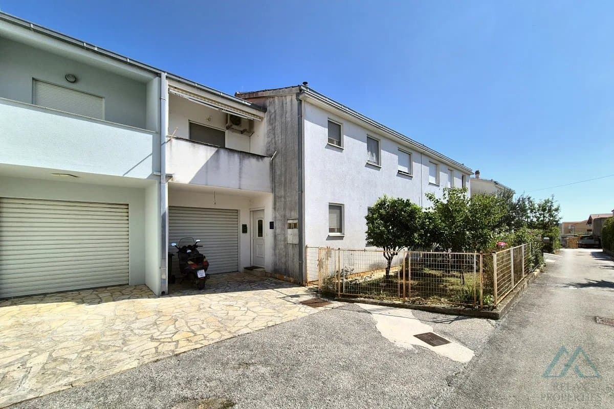 Samostatně stojící dvoupatrový dům, 500 m od moře, Kaštel Lukšić - Dalmácie - 1