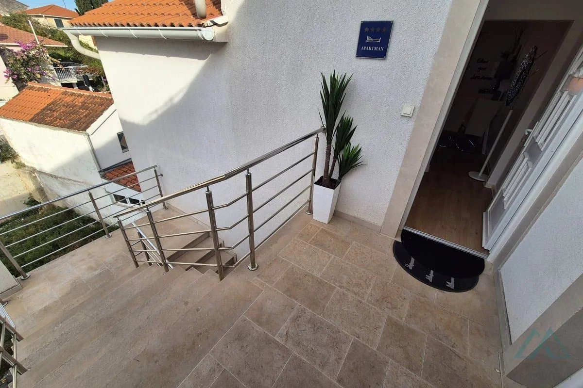 Moderně zařízený apartmán s výhledem na moře, 350 m od moře, Supetar - ostrov Brač - foto 7