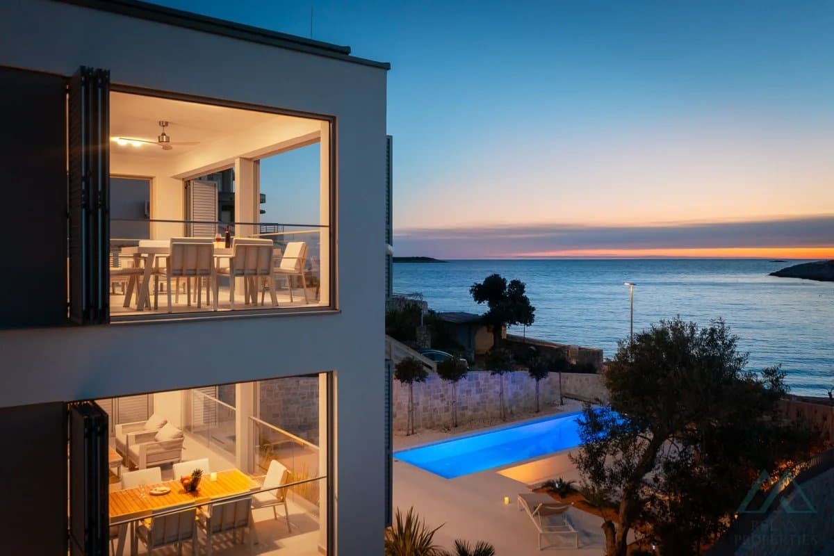 Luxusní vila s bazénem v 1. linii u moře, Rogoznica - Dalmácie - foto 25