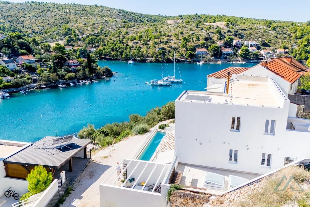 Novostavba vily s bazénem a otevřeným výhledem na moře, Brač - Bobovišća - 1