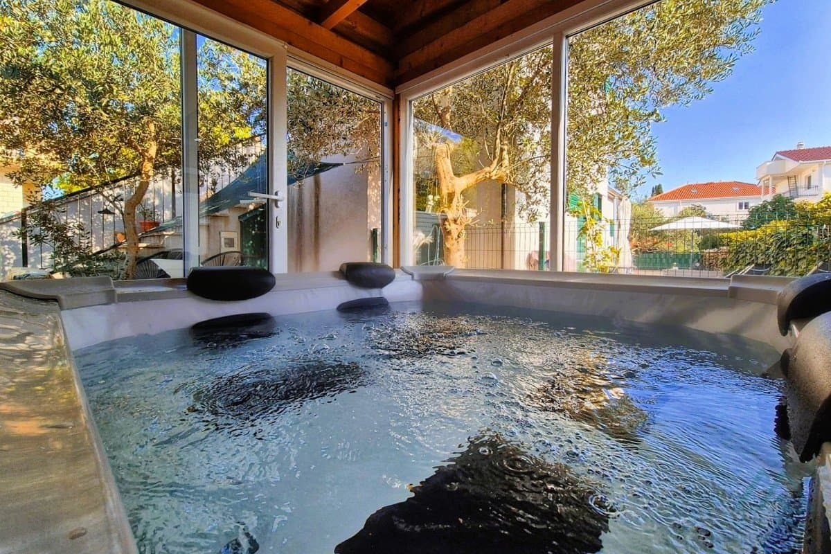 Novostavba domu se 2 apartmány, zahradou a parkovištěm, Kaštel Lukšić - Dalmácie - foto 4