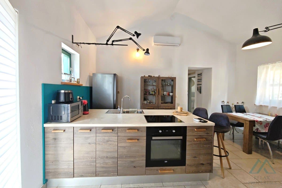 Novostavba domu se 2 apartmány, zahradou a parkovištěm, Kaštel Lukšić - Dalmácie - foto 6