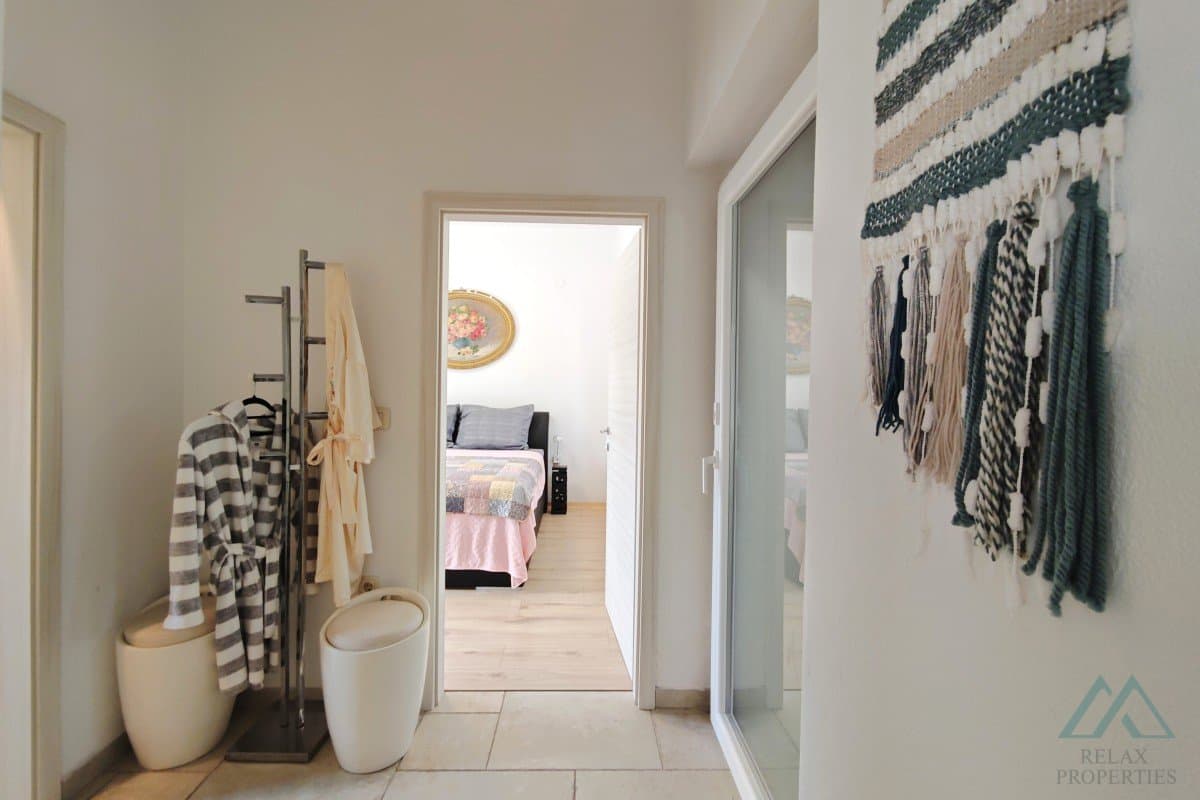 Novostavba domu se 2 apartmány, zahradou a parkovištěm, Kaštel Lukšić - Dalmácie - foto 10