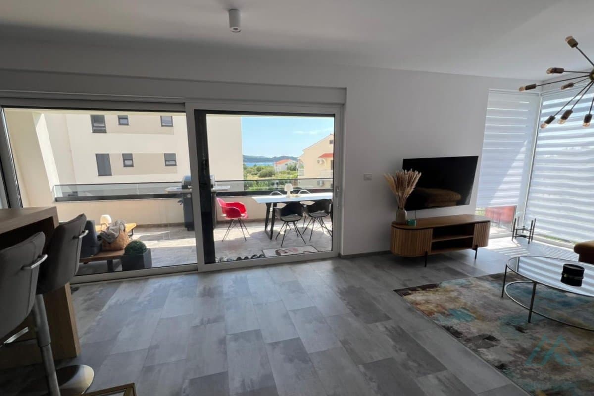 Prostorný apartmán 3+kk a zahradou, Vodice - Dalmácie - foto 1