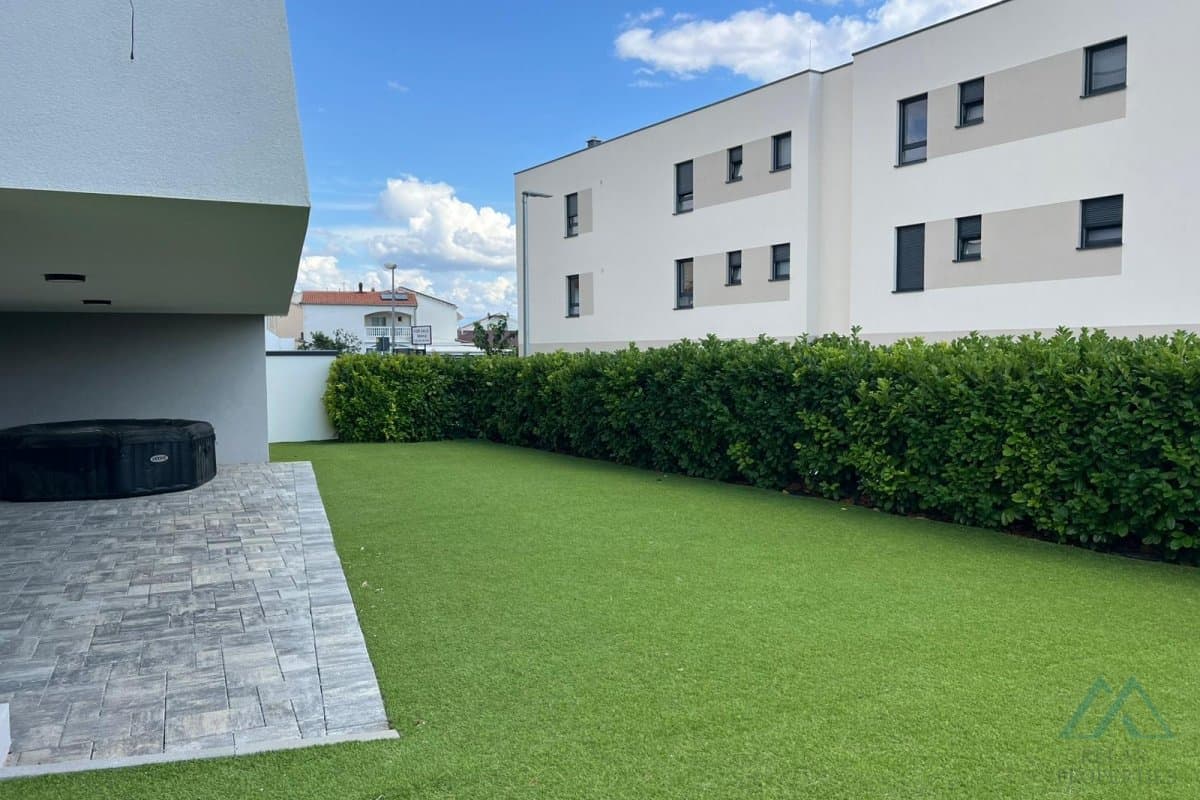 Prostorný apartmán 3+kk a zahradou, Vodice - Dalmácie - foto 3