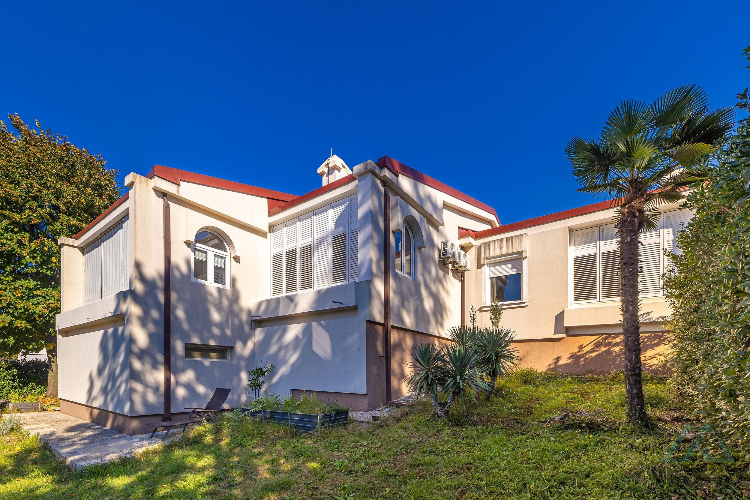 Dům s výhledem na moře a zahradou, 400 m od moře, Njivice, ostrov Krk - 1