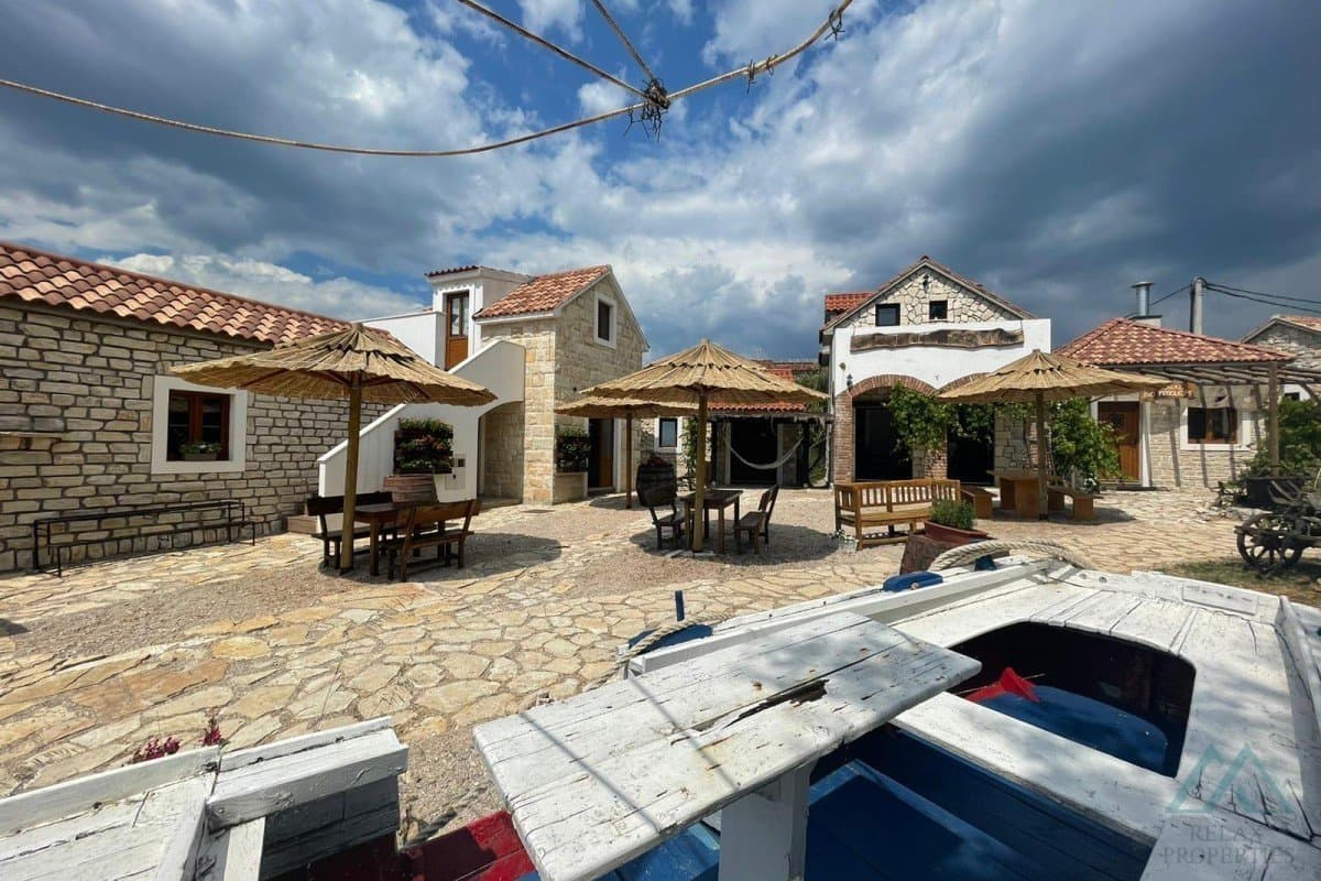 Turistický komplex u moře - etno vesnice, Vodice, první linie u moře - 1