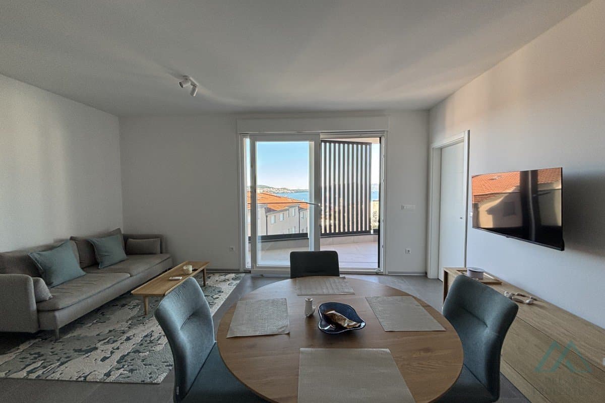 penthouse se 2 ložnicemi, výhledem na moře a střešní terasou - Trogir, Čiovo - foto 8