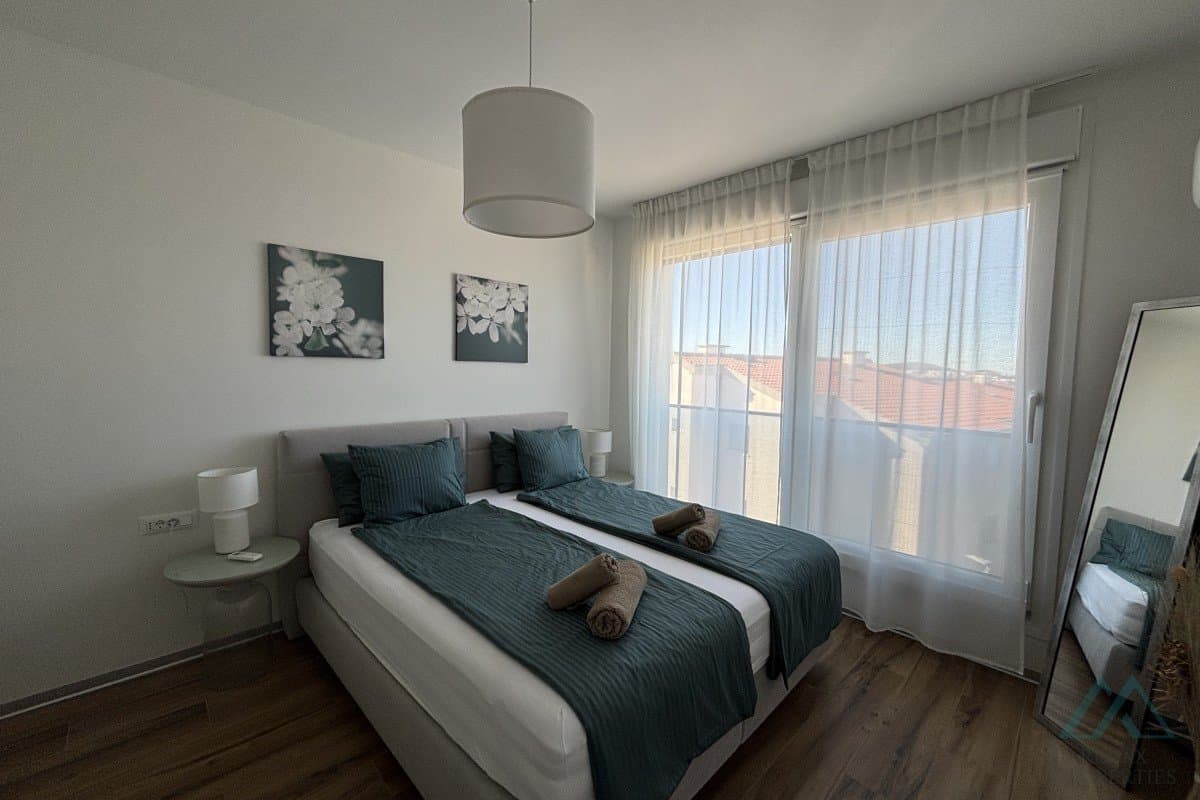 penthouse se 2 ložnicemi, výhledem na moře a střešní terasou - Trogir, Čiovo - foto 9