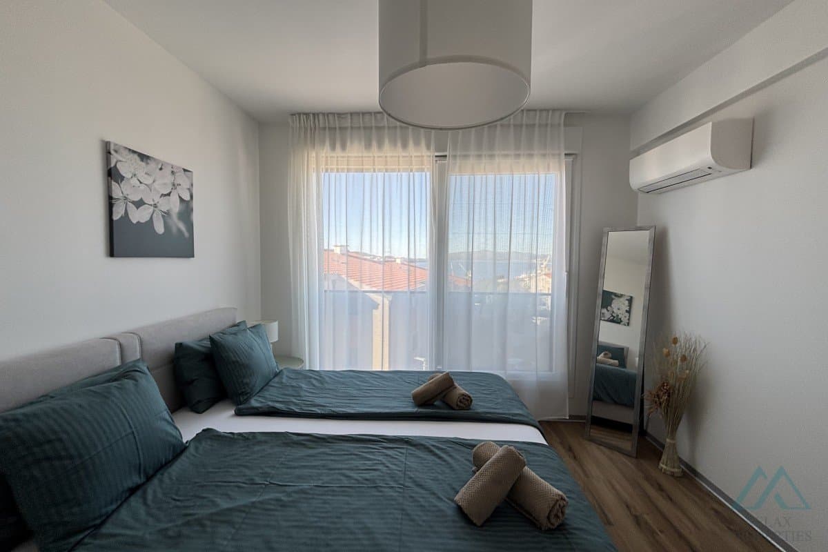 penthouse se 2 ložnicemi, výhledem na moře a střešní terasou - Trogir, Čiovo - foto 11