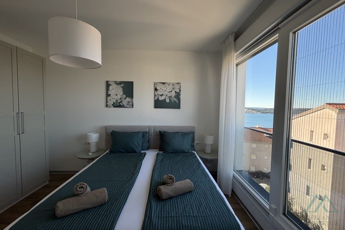 penthouse se 2 ložnicemi, výhledem na moře a střešní terasou - Trogir, Čiovo - foto 12