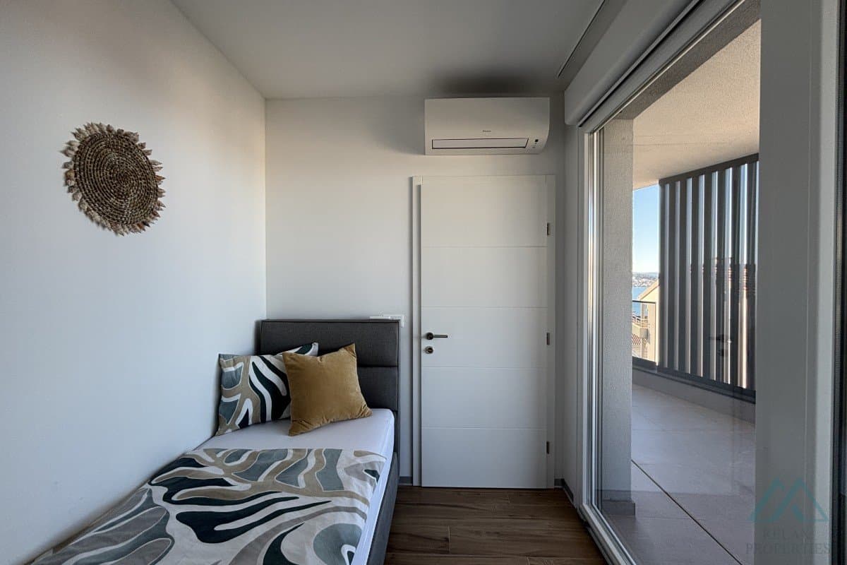 penthouse se 2 ložnicemi, výhledem na moře a střešní terasou - Trogir, Čiovo - foto 15