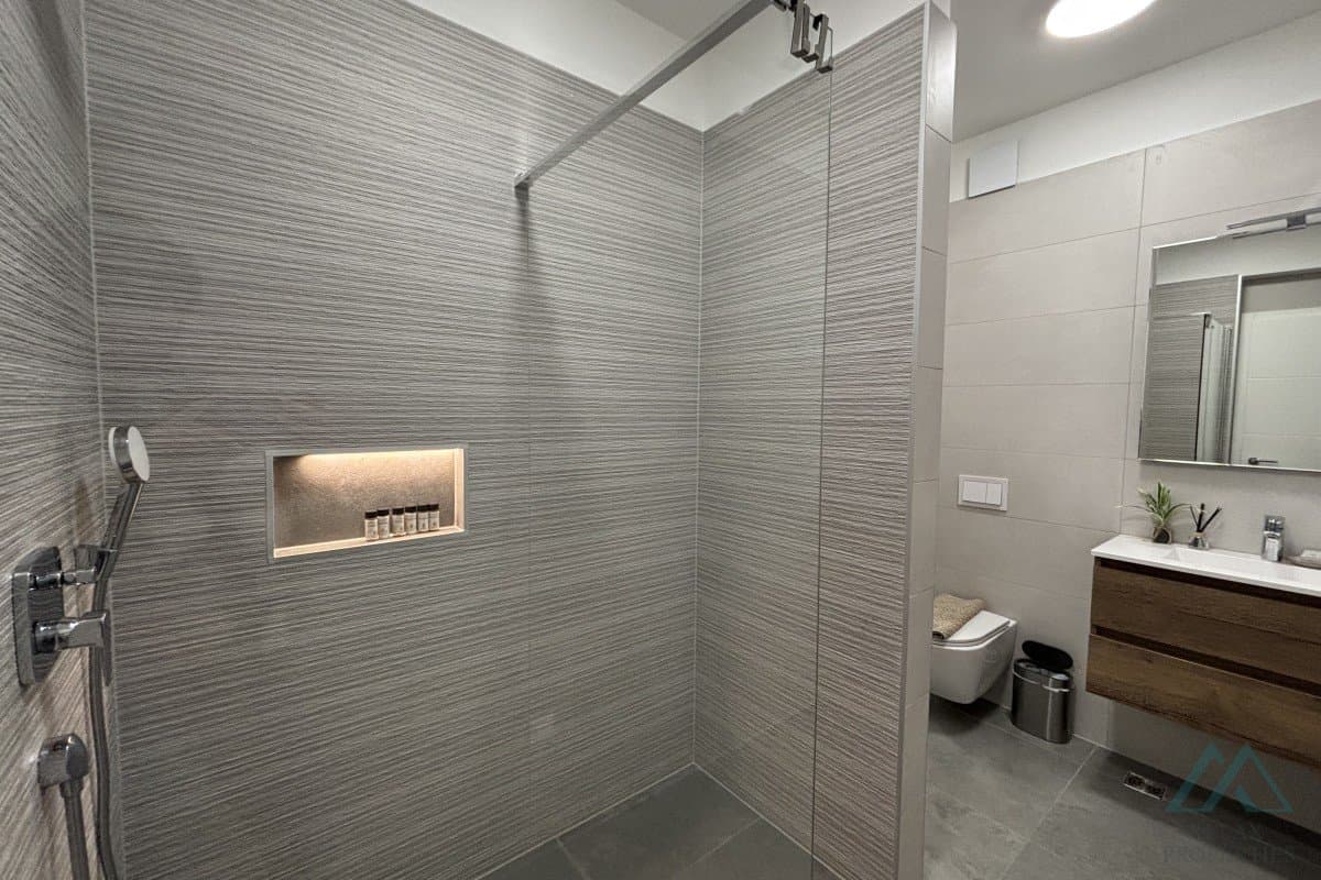 penthouse se 2 ložnicemi, výhledem na moře a střešní terasou - Trogir, Čiovo - foto 16