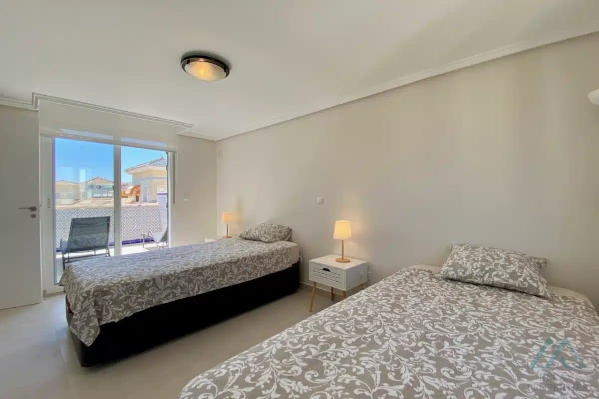 Řadový dům se 4 ložnicemi, v La Laguna II, Playa Flamenca, luxusní rekonstrukce - foto 15