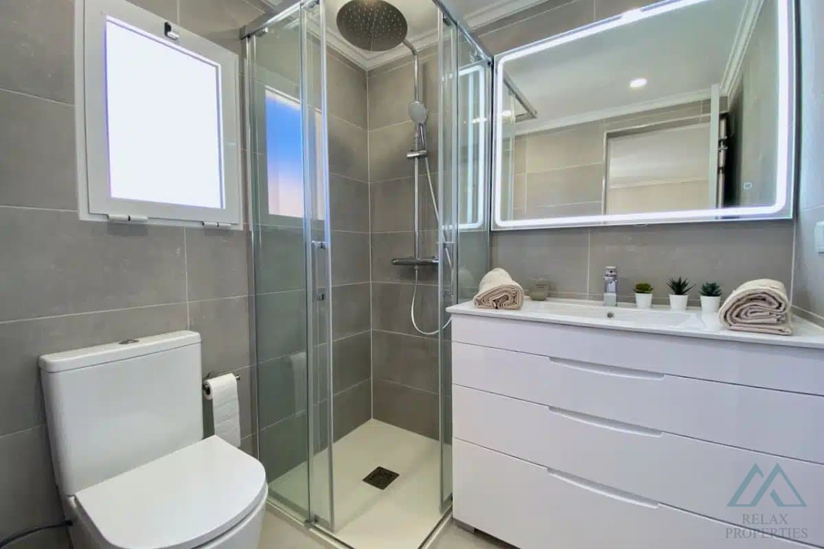 Řadový dům se 4 ložnicemi, v La Laguna II, Playa Flamenca, luxusní rekonstrukce - foto 12