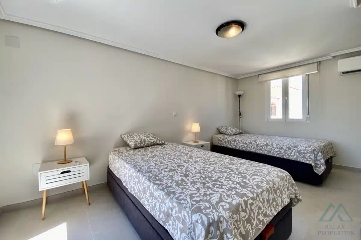 Řadový dům se 4 ložnicemi, v La Laguna II, Playa Flamenca, luxusní rekonstrukce - foto 16