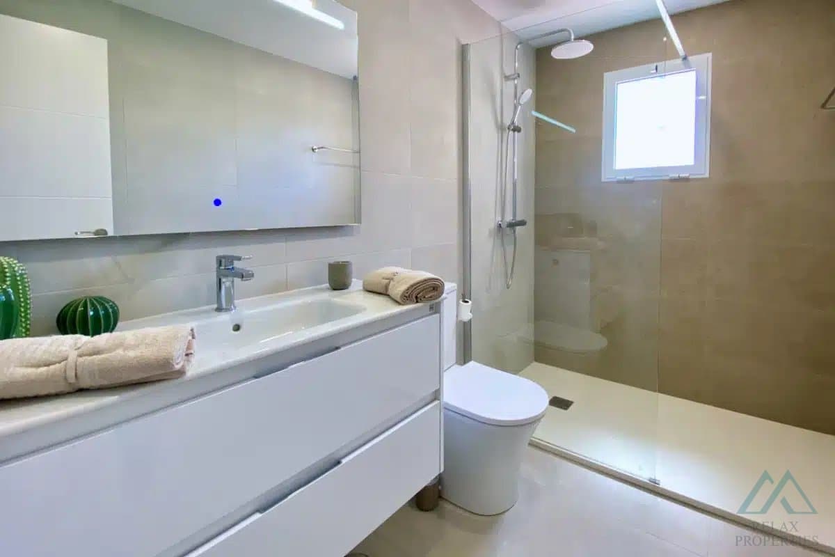 Řadový dům se 4 ložnicemi, v La Laguna II, Playa Flamenca, luxusní rekonstrukce - foto 21