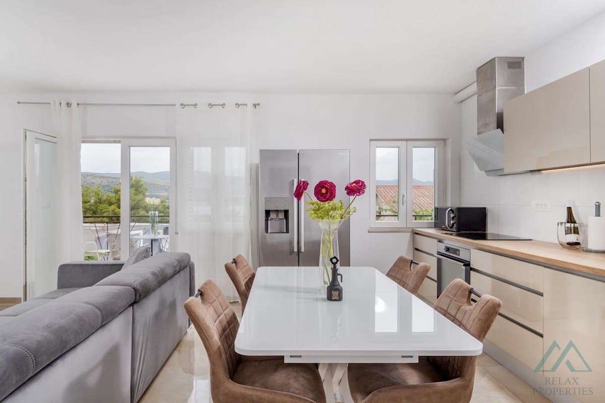 Zrekonstruovaný apartmán s výhledem na moře a velkou zahradou - Trogir, 100 m od moře - 2