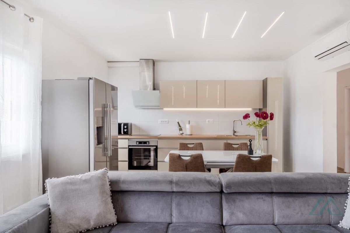 Zrekonstruovaný apartmán s výhledem na moře a velkou zahradou - Trogir, 100 m od moře - 4