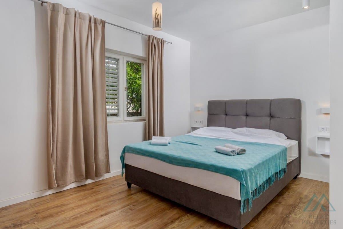 Zrekonstruovaný apartmán s výhledem na moře a velkou zahradou - Trogir, 100 m od moře - foto 8