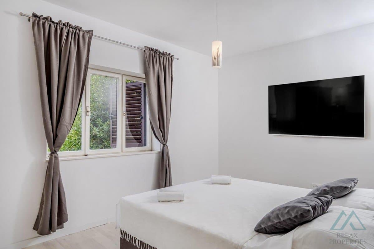 Zrekonstruovaný apartmán s výhledem na moře a velkou zahradou - Trogir, 100 m od moře - foto 9