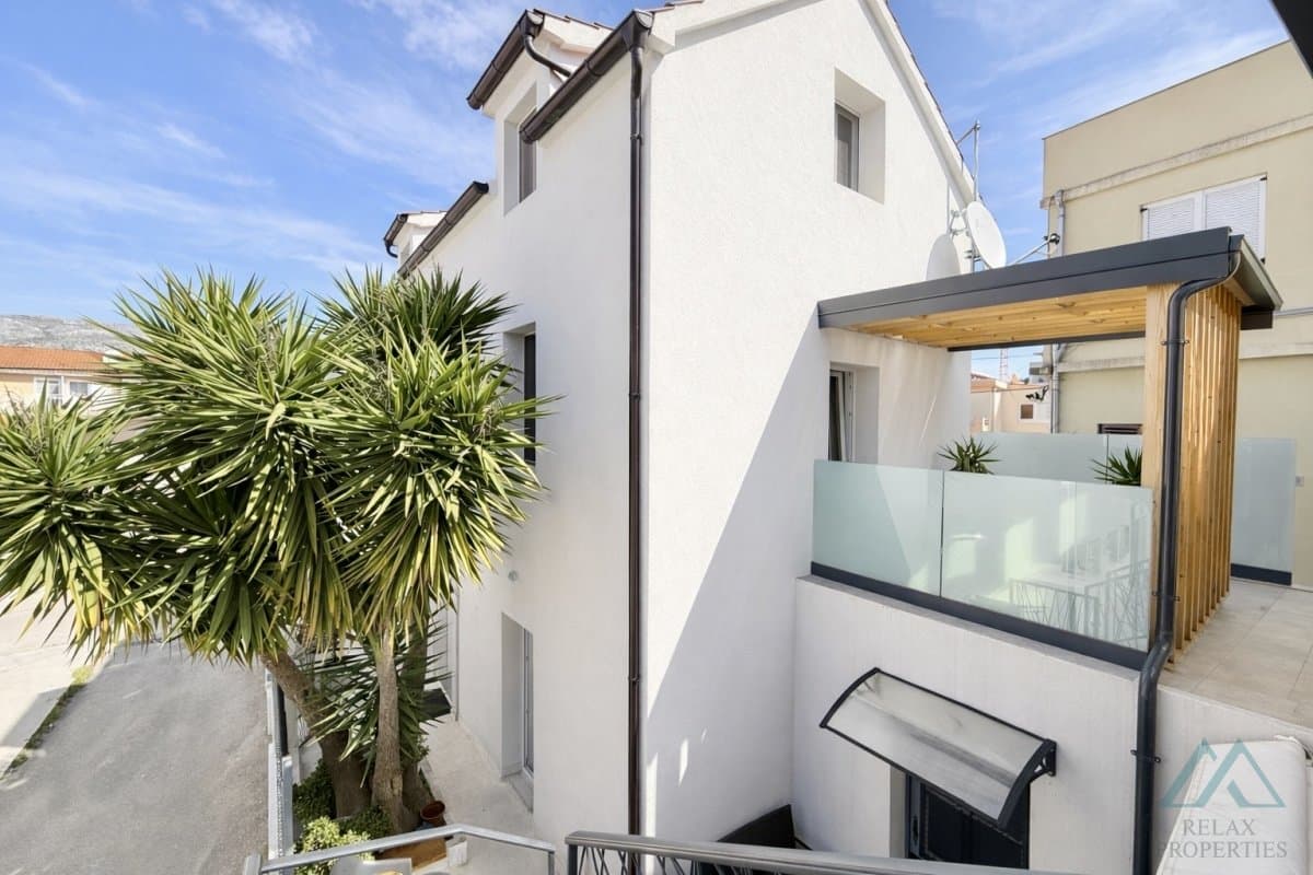 Moderní apartmánový dům s 6 jednotkami - Trogir, 150 m od moře, výborná investice - 1