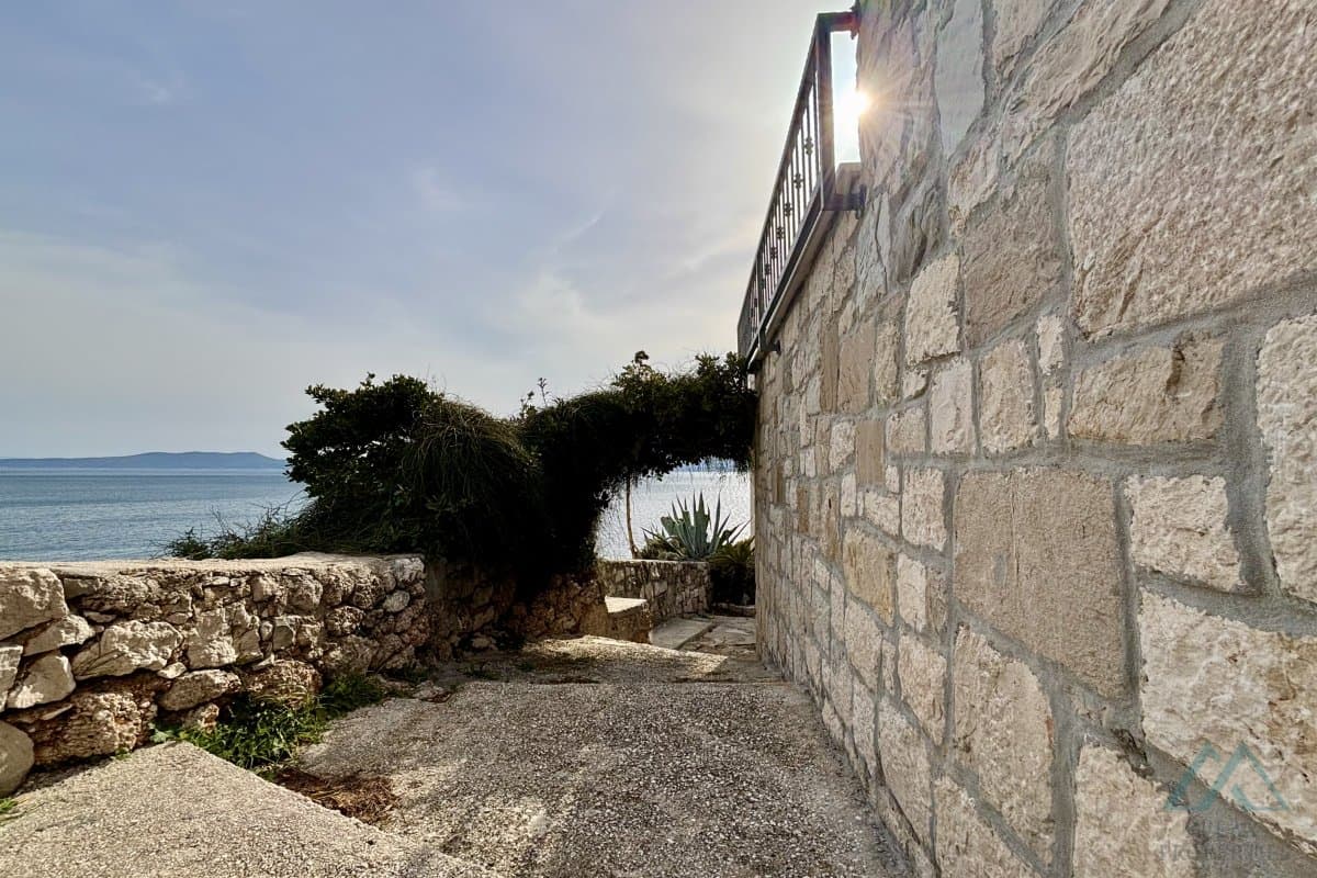Renovovaný kamenný dům u moře - 1. řada, Omiš, Chorvatsko - foto 12
