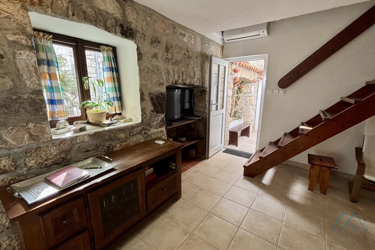 Renovovaný kamenný dům u moře - 1. řada, Omiš, Chorvatsko - foto 6