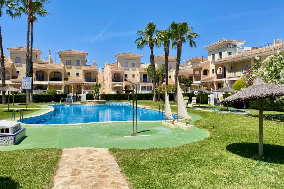 Řadový dům s terasou, bazénem v Orihuela Costa - foto 23