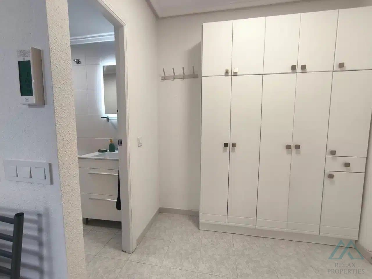 Zrekonstruovaný apartmán s terasou a bazénem, 600 m od pláže, Torrevieja - foto 8