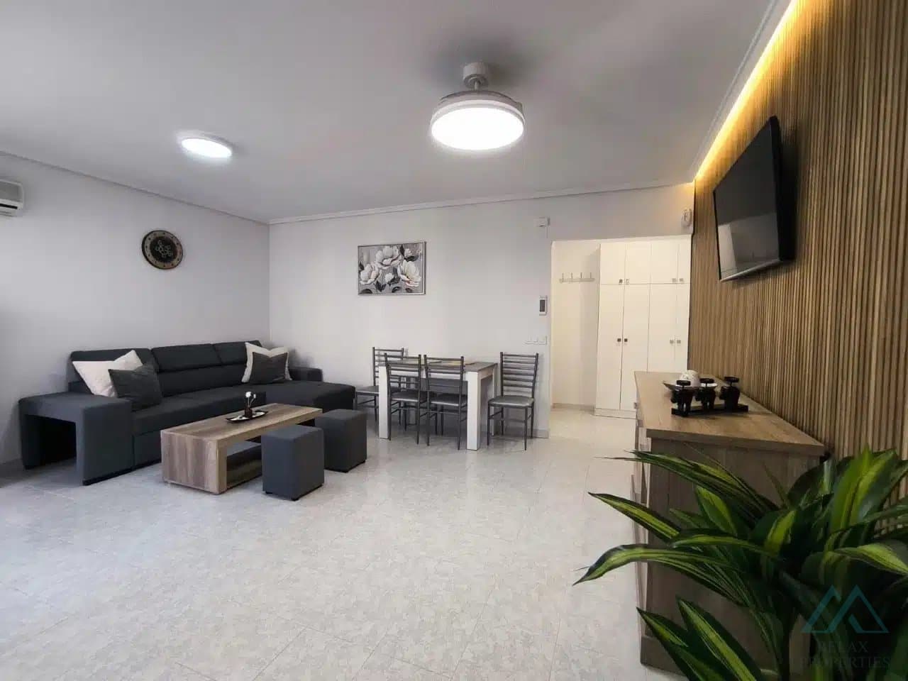 Zrekonstruovaný apartmán s terasou a bazénem, 600 m od pláže, Torrevieja - foto 2