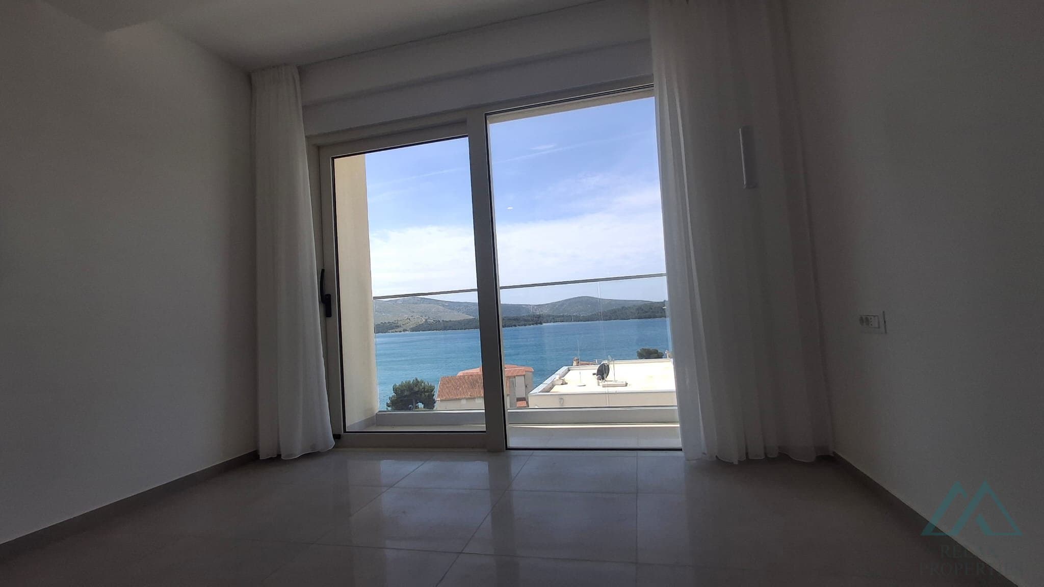 Moderní nově postavená vila s bazénem a výhledem na moře - Žaborić, Chorvatsko - foto 7