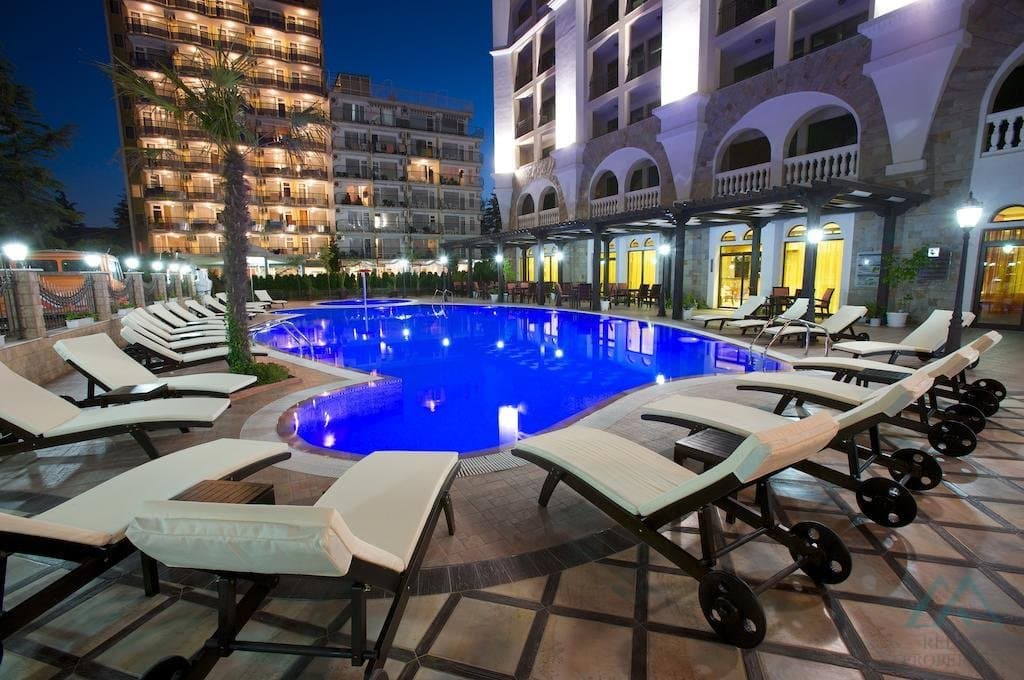 Velký apartmán 3+kk, terasou a výhledem na moře, Hotel Babylon, 120 m od moře, Slunečné pobřeží - foto 14