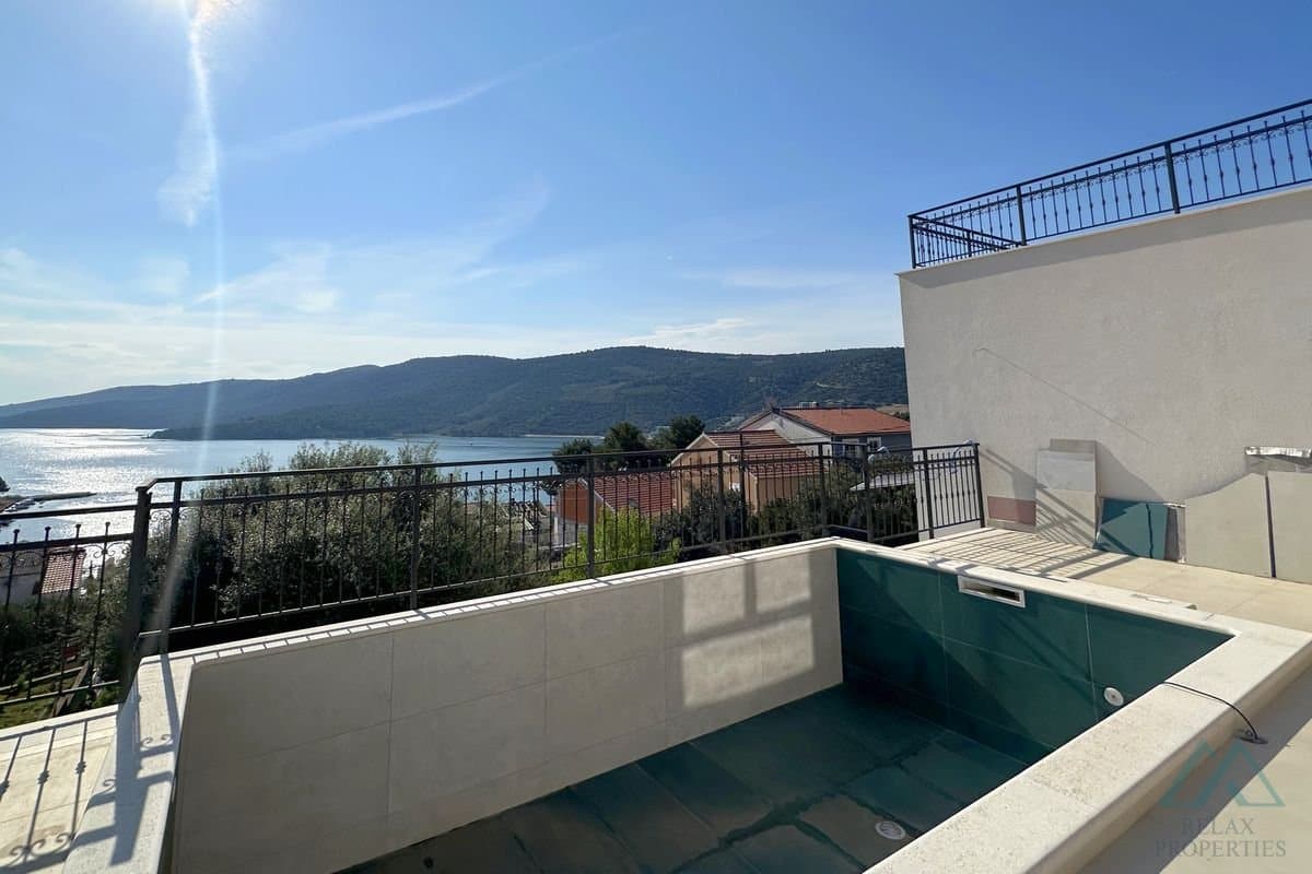 Novostavba domu s bazénem a výhledem na moře Marina, Chorvatsko - foto 3