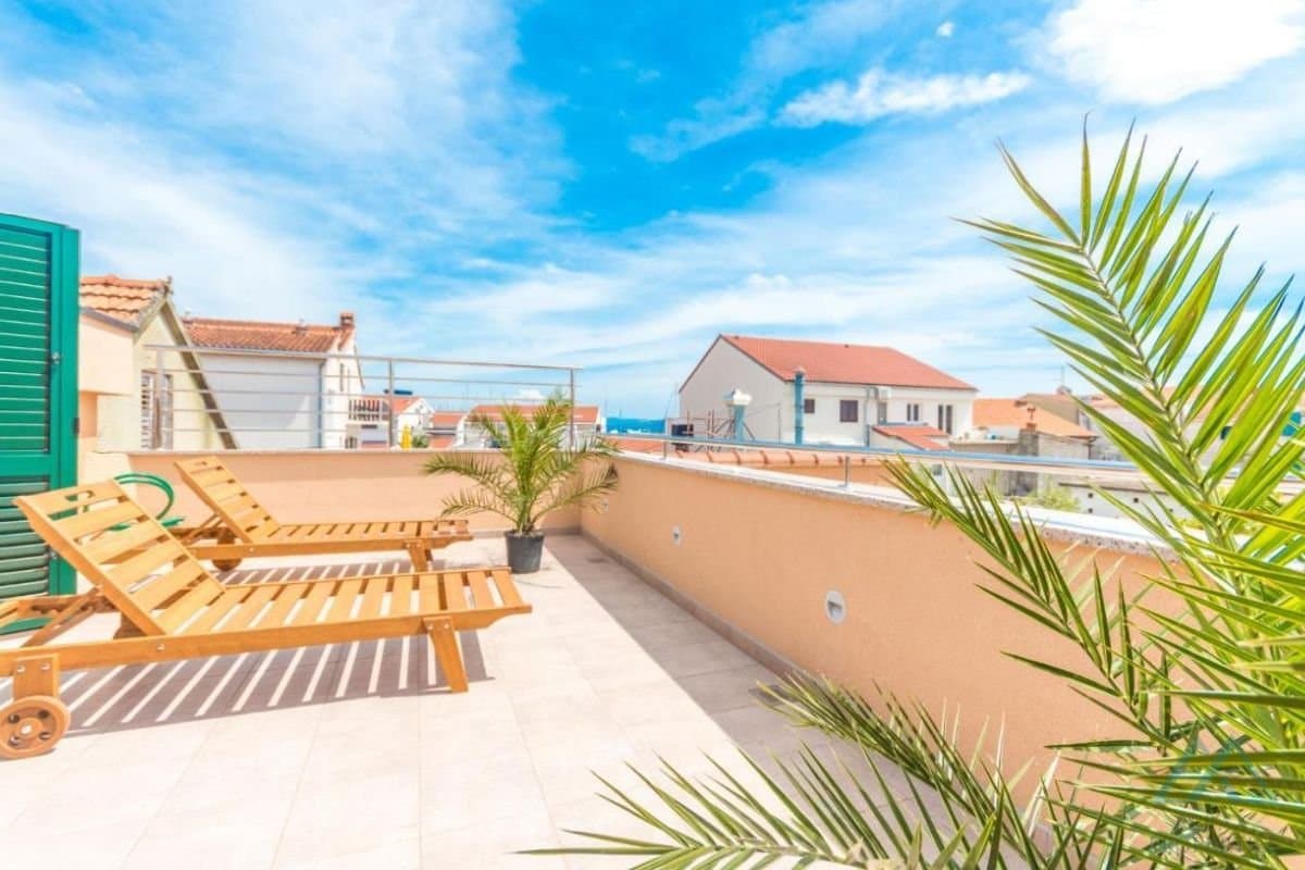 Apartmánový dům na prodej, 100 m od moře, Vodice, Chorvatsko - foto 2