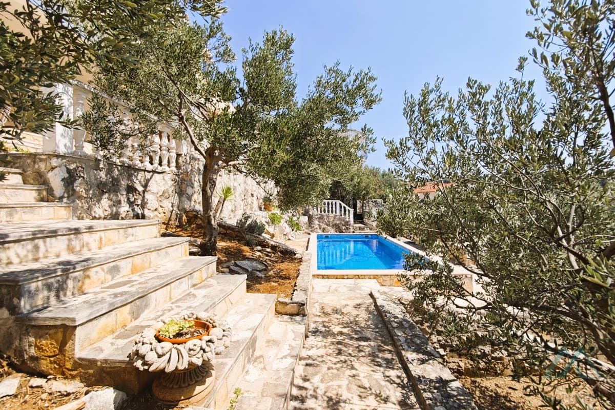 Luxusní vila s bazénem a olivovým hájem jen 70 m od moře, Rogoznica, Chorvatsko - foto 4