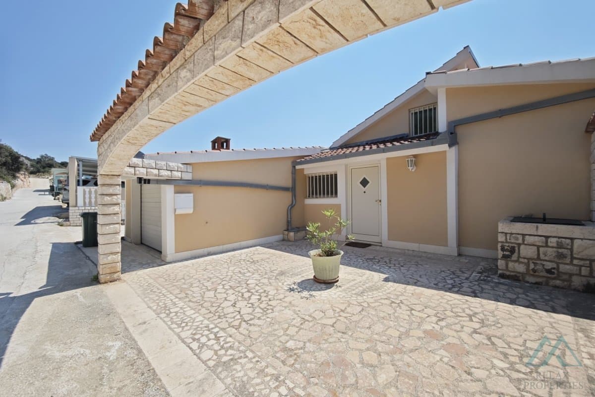 Luxusní vila s bazénem a olivovým hájem jen 70 m od moře, Rogoznica, Chorvatsko - foto 7